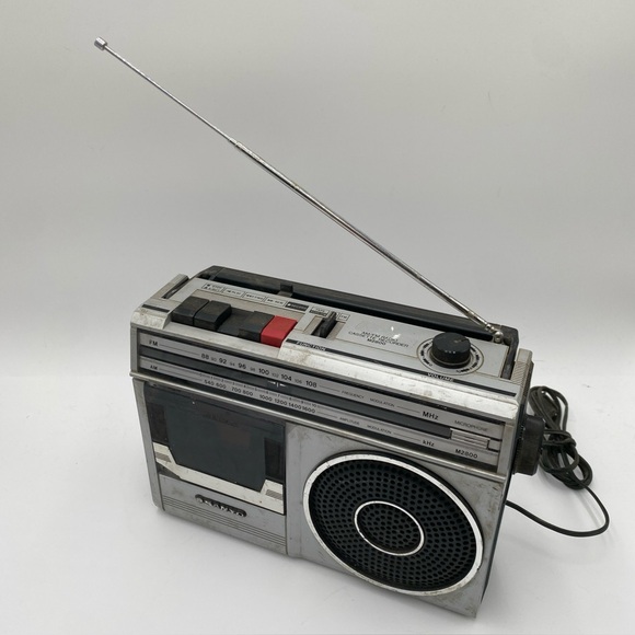 Sanyo M2800 Radio Cassette Recorder Vintage Portable Player Parts/Repair Only - Picture 1 of 10